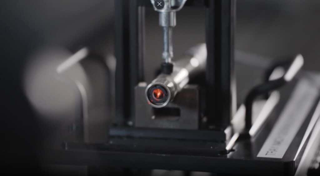 Nahaufnahme eines Lasermoduls im Prüfaufbau zur Laserklassifizierung, eingespannt in einer Messvorrichtung.